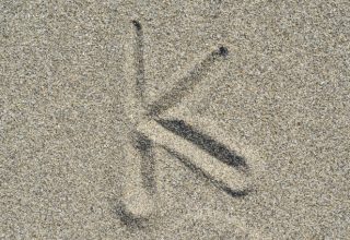砂に書いたK